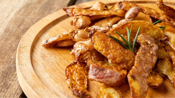 Sirva os chips de casca de batata puros ou com molhos variados (Créditos: Shutterstock)
