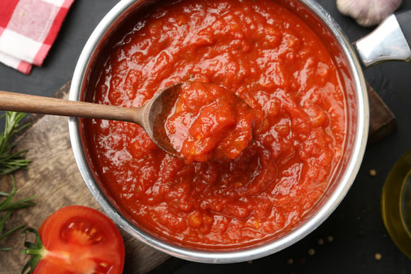 Nunca mais coloquei açúcar no molho de tomate depois que aprendi esse truque para tirar a acidez sem adicionar nenhum ingrediente