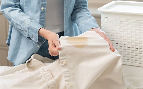 Nenhuma mancha de gordura sobrevive nas minhas roupas depois que eu aprendi esse truque potente