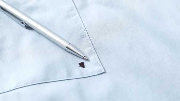 Remover mancha de tinta: misture leite com bicarbonato de sódio (Créditos: Canva)