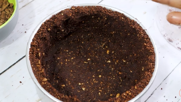 Base de biscoito com chocolate. (créditos: reprodução/Youtube Receitas do Will)
