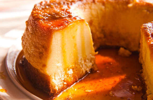 Já deu de torrada! Aproveite o seu pão velho para fazer um pudim de pão na airfryer