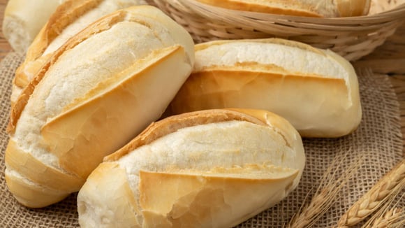 Pão francês quentinho e fresquinho para o café da manhã (Créditos: Canva)