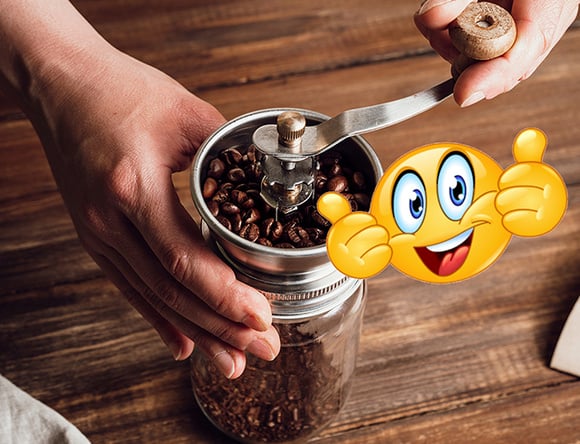É assim que o seu café terá mais sabor, intensidade e aroma: os benefícios de moer o grão em casa e como fazer