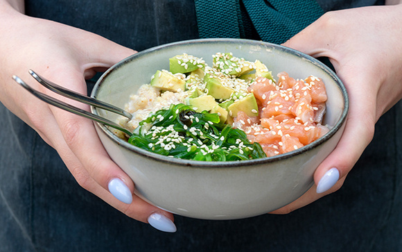 Poke de salmão é a comida do verão que você precisa aprender a fazer em casa e parar de gastar uma fortuna com delivery!