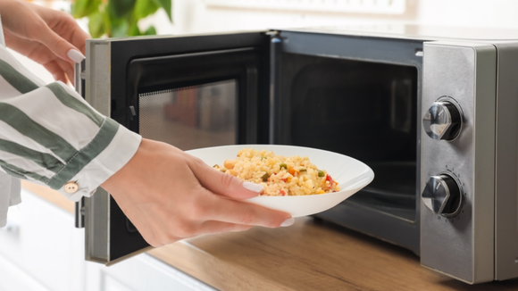 4 truques simples para esquentar a comida sem ressecar, usando o micro-ondas ou o fogão