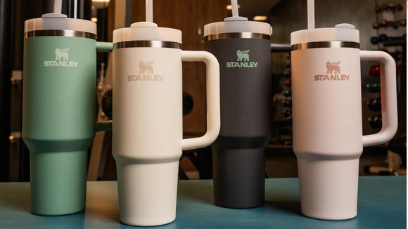 A mais procurada da internet: Garrafa térmica Stanley com canudo e alça por menos de R$ 200