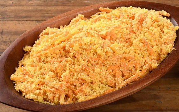 A farofa vegetariana é simples e dispensa o tradicional bacon (Créditos: Shutterstock)
