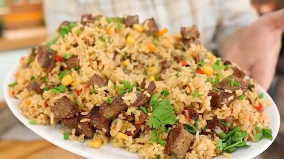 Você só precisa de uma panela e imaginação: TudoGostoso ensina receita de arroz carreteiro adaptado para fazer com o que você tiver na geladeira!