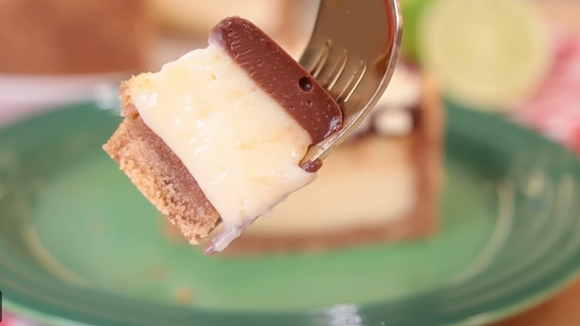 Combinação clássica de chocolate e limão em uma torta prática de fazer e muito sofisticada. (Foto: reprodução Letícia Sweet Cake no Youtube)