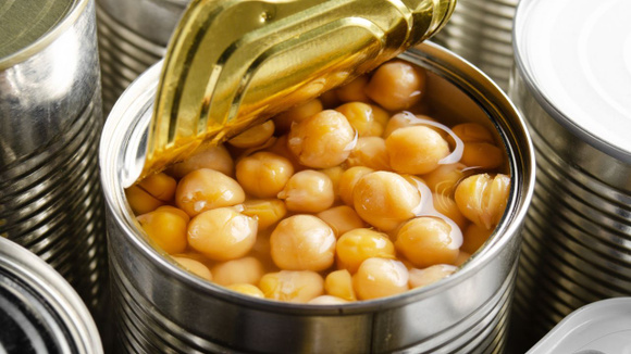 Os cozinheiros espanhóis concordam: "O grão-de-bico em lata deve ser bem lavado e, se for de boa qualidade, o líquido não deve ser descartado, pois pode ser usado em outras receitas"