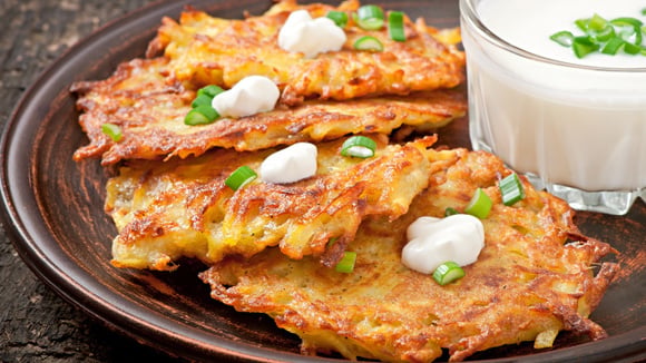 Esqueça a farinha: um único ingrediente deixa as panquecas de batata crocantes e sem precisar de mais óleo