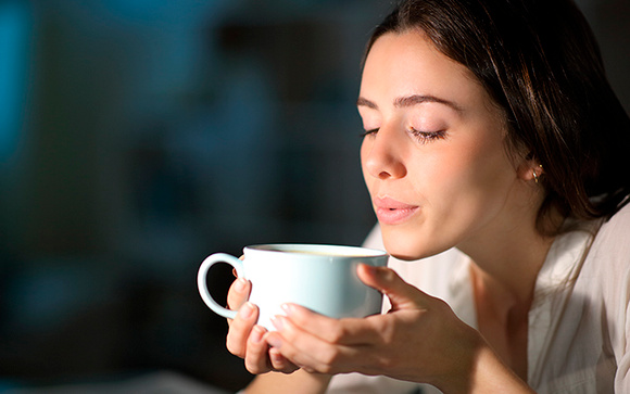 Só leva 2 minutos: a bebida noturna e o ritual de 3 etapas que um médico recomenda para dormir melhor e acordar mais disposto