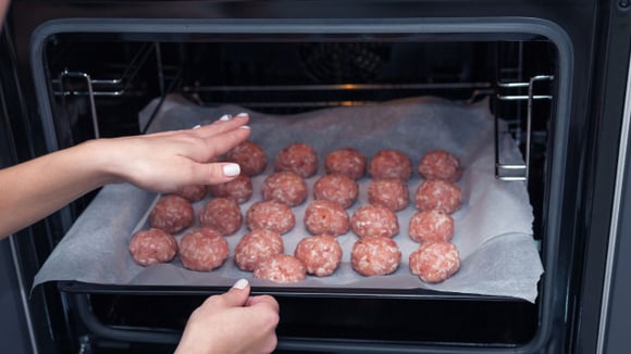 Exagerar no tempo de forno pode ressecar a carne em vez de garantir uma textura saborosa (Créditos: Shutterstock)