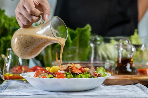 Nem toda salada é saudável: esses são os melhores e os piores molhos que você pode escolher para o seu prato