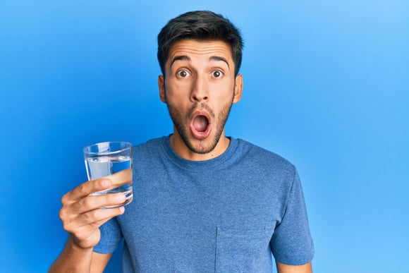 Faz mal beber água gelada quando a garganta está ardendo?