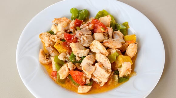 Peito de frango é uma opção versátil, saudável e acessível para variar o cardápio da semana com pouca gordura (Créditos: Shutterstock)