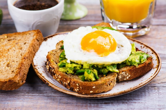 "Esses são os 3 alimentos essenciais": faça um café da manhã anti-inflamatório para começar o dia desinflamando