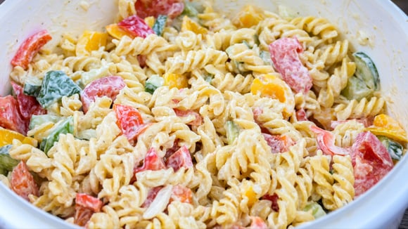 O macarrão salada é aquele acompanhamento cremoso e refrescante ideal para o almoço de Dia dos Pais! (Créditos: TudoGostoso)