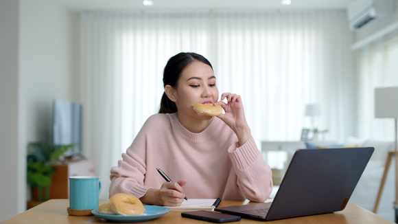 Após estudar algumas moscas, cientistas chegaram a uma conclusão: comer açúcar depois de estudar é uma boa ideia