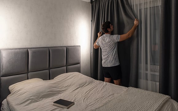 Pare de usar cortinas no quarto: 5 alternativas elegantes, originais e modernas para vestir suas janelas