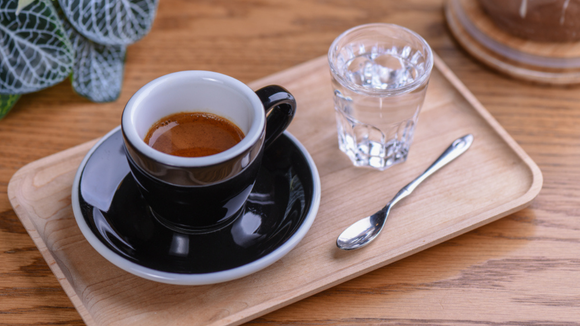 O copinho de água que servem com o café: para que serve e quando deve ser tomado?