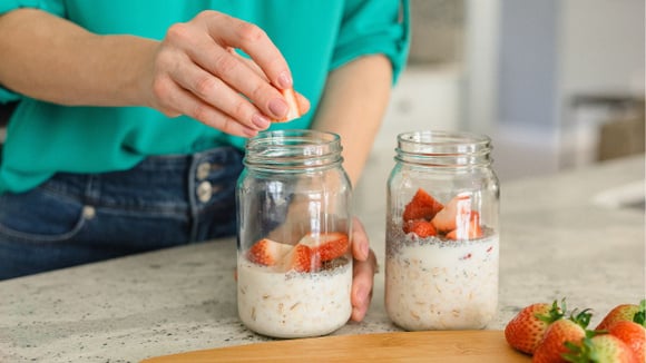 O ideal é preparar o overnight oats de um dia para o outro, deixando o café da manhã encaminhado (Créditos: Shutterstock)