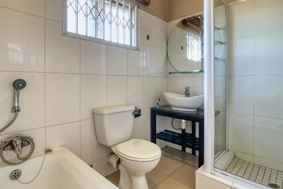 Veja o que um encanador diz que você nunca deve usar no vaso sanitário de sua casa se quiser evitar problemas