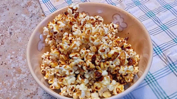 Pipoca doce caramelada muito fácil de fazer servida em tigela (Créditos: TudoGostoso/Vanessa Monteiro)