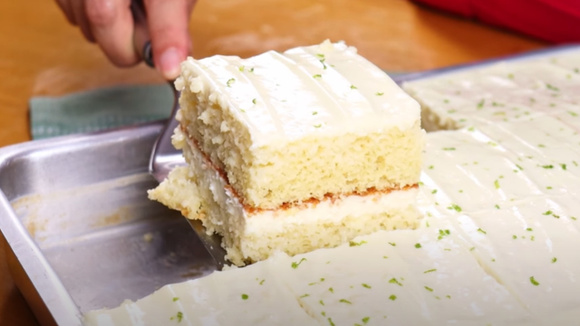 Bolo mousse de limão feito no liquidificador é a receita perfeita para um lanche da tarde digno de cafeteria