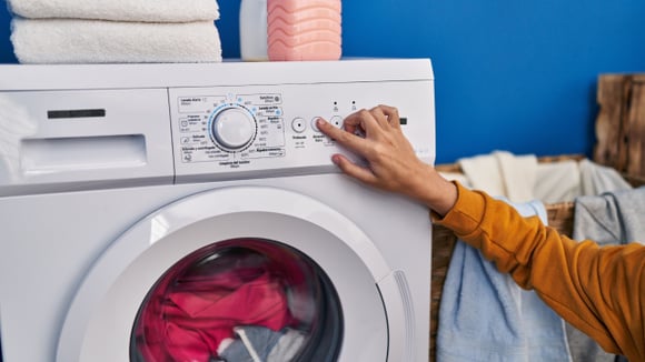 Para que serve pressionar o botão de iniciar da máquina de lavar roupa durante três segundos? Poucas pessoas conhecem essa função “oculta” do aparelho