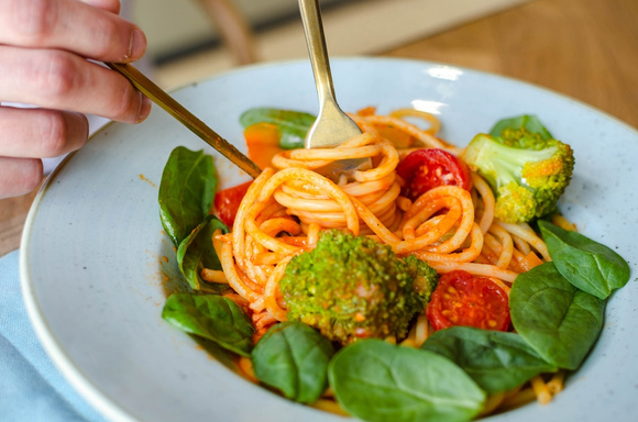 Espaguete com brócolis e tomates-cereja, uma receita para um jantar fácil, com apenas cinco ingredientes