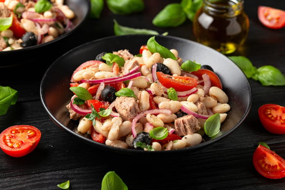Salada de feijão com atum e molho de iogurte é completa, saudável, fácil de fazer e perfeita para refeições leves