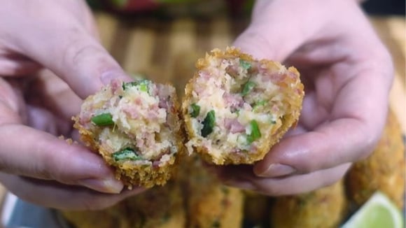 Bolinho fácil de fazer pode ser adaptado com outros ingredientes e vai bem molhos variados (Créditos: Reprodução/Rosi Mazegohan/YouTube)