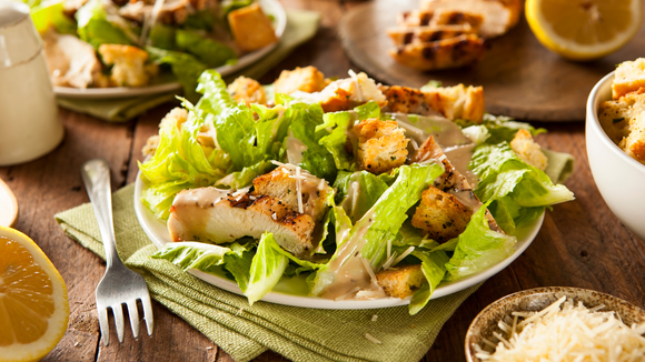 Essa salada é incrível! (Créditos: Canva)