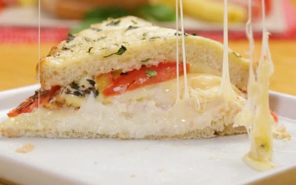O sanduíche de forno rende 12 porções e é uma ótima opção para um café da manhã em família (Créditos: TudoGostoso) 