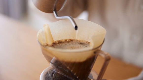Café coado no filtro de papel (Créditos: Canva)