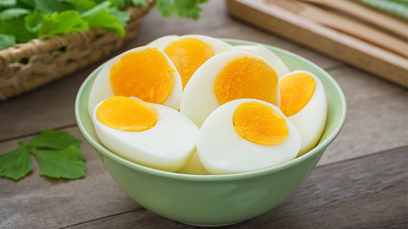 O jeito mais prático de cozinhar ovo não é na panela com água: em poucos minutos, a gema fica perfeita se você fizer desse jeito