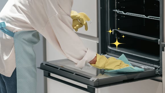 Nem bicarbonato, nem vinagre: substância muito usada na indústria alimentícia é a melhor solução para limpar o interior do forno para ele volte a brilhar