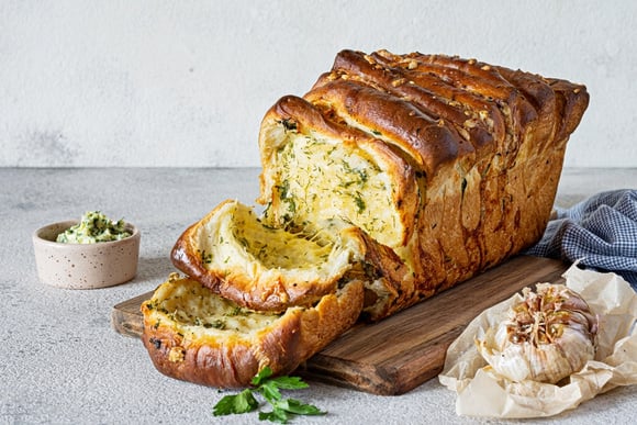 Pão de alho sanfoninha com massa caseira: desde que aprendi essa versão, nunca mais fiz de outro jeito