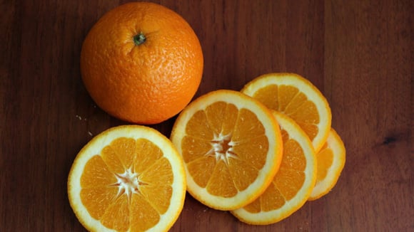 Para fazer este bolo, a dica é usar uma laranja-baía inteira, com casca e tudo (Créditos: Shutterstock)