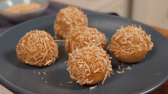 Balas de doce de leite caramelizadas cobertas por coco ralado (Créditos: TudoGostoso)