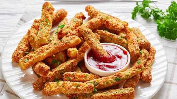 Palitos crocantes feitos no forno: misture abobrinha com mussarela e parmesão e faça um lanche diferente que todo mundo vai amar