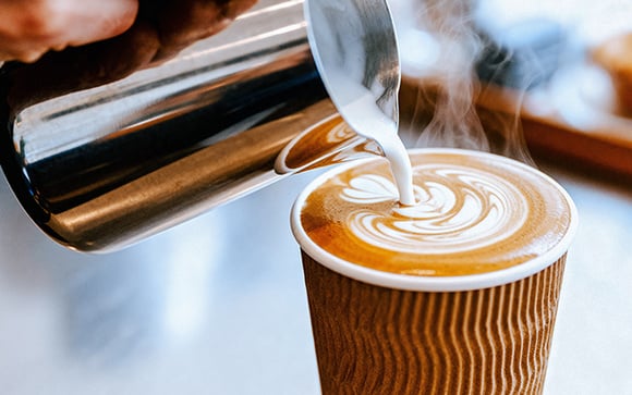 O que acontece quando você mistura café com leite segundo a química dos alimentos