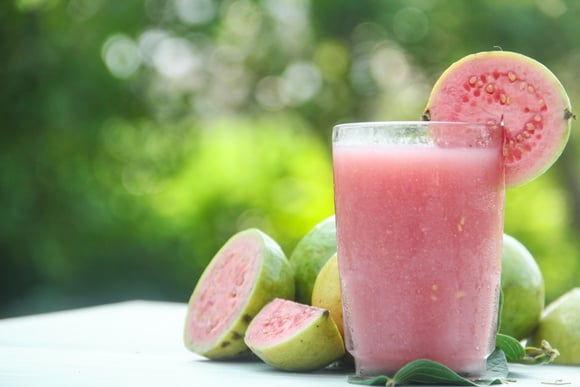 Os valiosos benefícios do suco de goiaba: para que serve e como fazer essa bebida que é um tesouro para a sua saúde