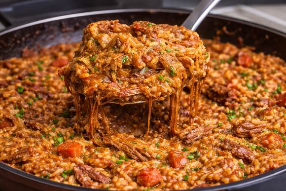 Almoço de uma panela só: arroz de fraldinha suculento que vale por uma refeição completa