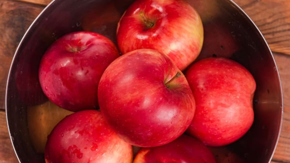 O aspecto brilhante da casca da maçã tem relação com um processo natural da própria fruta e não é motivo para preocupação (Créditos: Shutterstock)