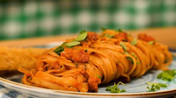 Macarronada ao molho de tomate, bacon e manjericão (Créditos: TudoGostoso)