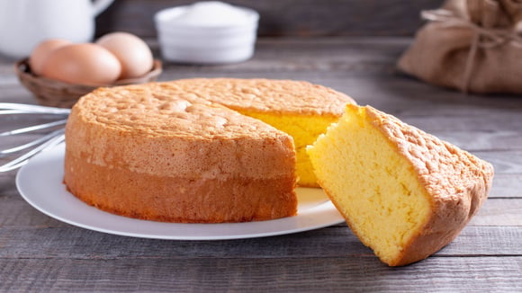 Nem forno, nem batedeira: o bolo de 3 ingredientes que fica pronto em minutos