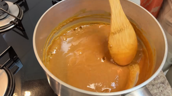 Doce de leite caseiro feito na hora para acompanhar um café fresquinho e pão quentinho. (Foto: reprodução canal Dani Ortiz no Youtube)
